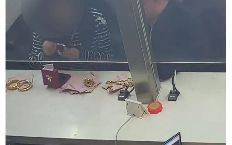 朋友委托贖回“黃金”，一燒全是假的